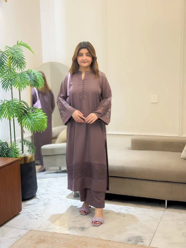 Elegant Mauve Winter Karandi 2-Piece Embroidered Suit