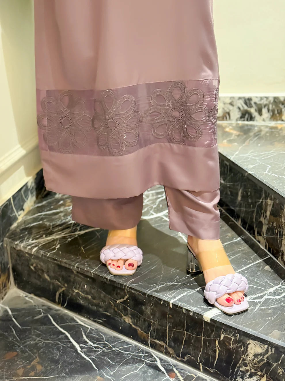 Elegant Mauve Winter Karandi 2-Piece Embroidered Suit